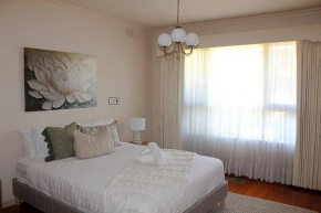 Urban Retreat 3 bedroom - peaceful by Airport